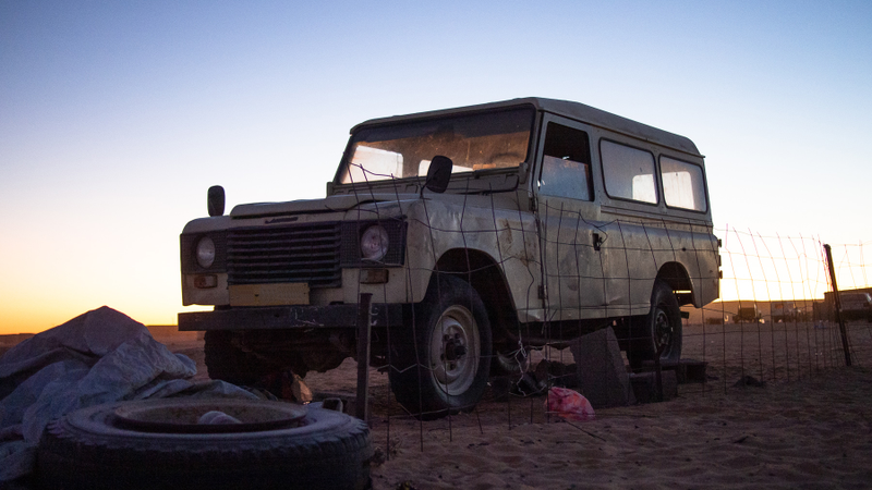 Illustration for article titled In War Torn Western Sahara, These Old Cars Are The King And Queen